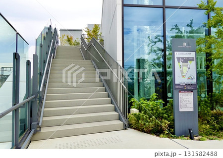 ステーションヒル枚方の展望テラスへ向かう階段の風景　大阪府枚方市 131582488