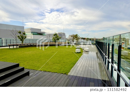 ステーションヒル枚方の展望テラス 枚方デルタ6F空庭の芝生が見える風景 大阪府枚方市 ステーションヒル枚方の展望テラス 枚方デルタ6F空庭の芝生が見える風景 大阪府枚方市 131582492