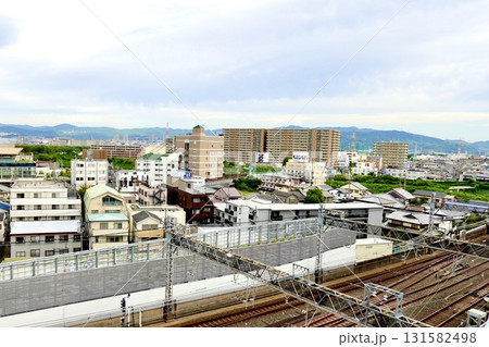 ステーションヒル枚方の展望テラスから京阪本線の線路越しに淀川方面を見た風景　大阪府枚方市 131582498