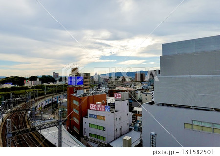 ステーションヒル枚方の展望テラスから京阪交野線の高架を見た風景　大阪府枚方市 131582501