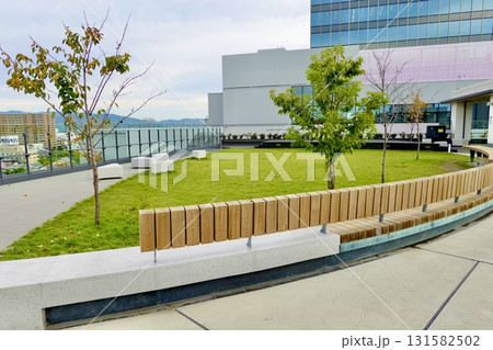 ステーションヒル枚方の展望テラス 枚方デルタ6F空庭の芝生が見える風景　大阪府枚方市 131582502