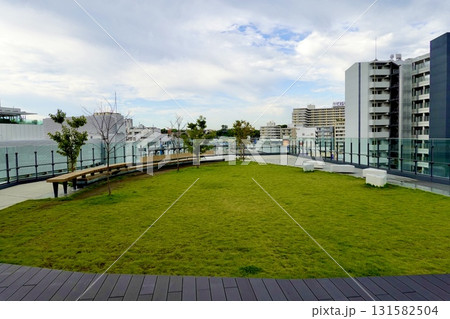 ステーションヒル枚方の展望テラス 枚方デルタ6F空庭の芝生が見える風景　大阪府枚方市 131582504