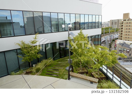 ステーションヒル枚方の展望テラス 枚方デルタ5F中庭が見える風景　大阪府枚方市 131582506