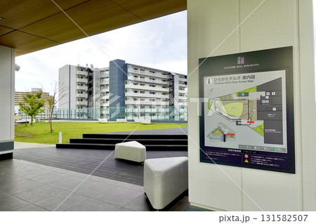 ステーションヒル枚方の展望テラス 枚方デルタの芝生が見える風景　大阪府枚方市 131582507