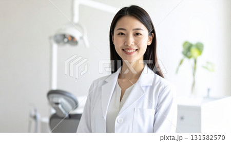 ナチュラルライトで撮影した女性歯科医の笑顔写真 131582570
