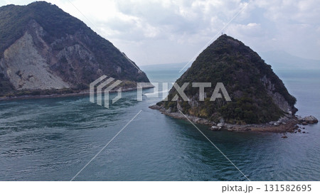 上空から望む中神島（釣鐘島）と柴尾山 131582695