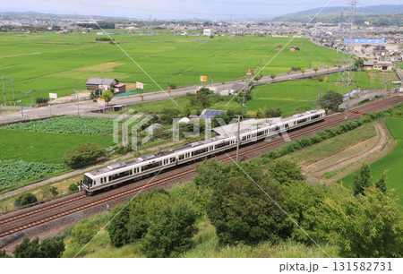 京都市木津川市付近を走る221系電車 131582731