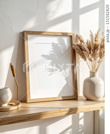 モダンリビングの棚に置かれたフォトフレーム｜シンプルインテリアモックアップ 131582820