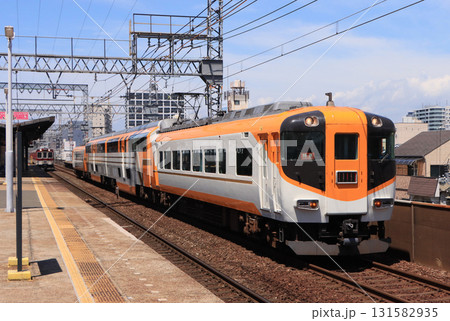 近鉄奈良線 今里駅を通過するビスターカー 近鉄奈良線 今里駅を通過するビスターカー 131582935