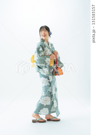 浴衣を着た10代女性の全身写真 131583157