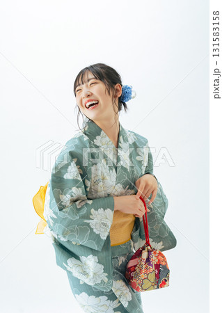 浴衣を着た笑顔の10代女性 131583158