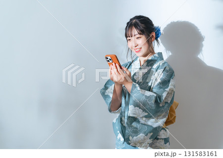 スマホを使う浴衣を着た10代女性のポートレート 131583161
