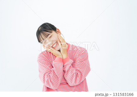 カジュアルウェアを着た笑顔の10代女性 カジュアルウェアを着た笑顔の10代女性 131583166