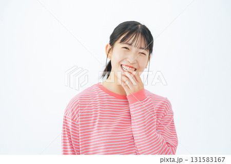 カジュアルウェアを着た笑顔の10代女性 カジュアルウェアを着た笑顔の10代女性 131583167