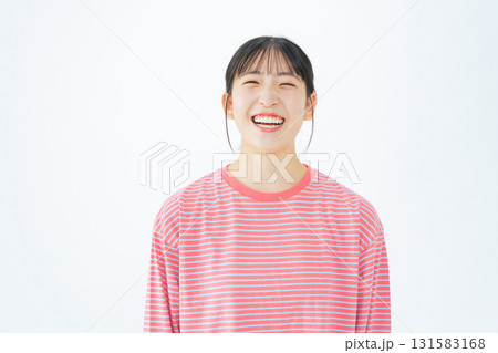 カジュアルウェアを着た笑顔の10代女性 131583168