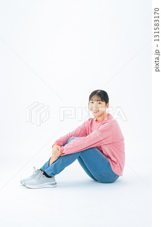 床に座るカジュアルウェアを着た10代女性の全身写真 床に座るカジュアルウェアを着た10代女性の全身写真 131583170
