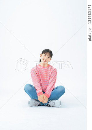 座るカジュアルウェアを着た10代女性の切り抜き全身写真 座るカジュアルウェアを着た10代女性の切り抜き全身写真 131583171