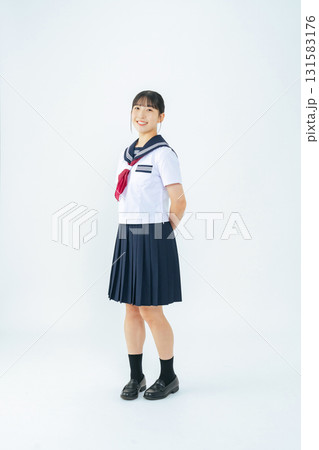 セーラー服を着た女子学生の切り抜き全身写真 セーラー服を着た女子学生の切り抜き全身写真 131583176