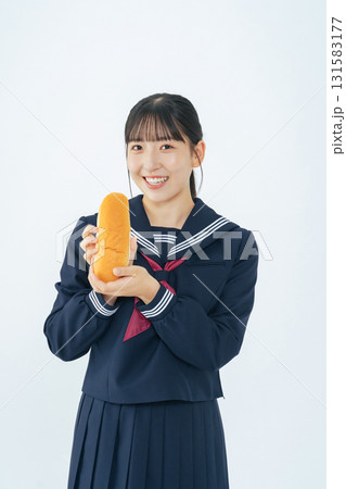 コッペパンを持つセーラー服を着た女子学生 コッペパンを持つセーラー服を着た女子学生 131583177