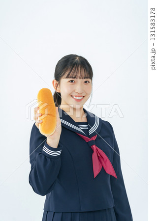 コッペパンを持つセーラー服を着た女子学生 コッペパンを持つセーラー服を着た女子学生 131583178