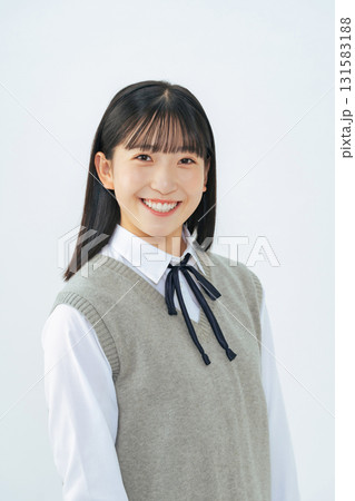 制服を着た女子学生のポートレート 131583188