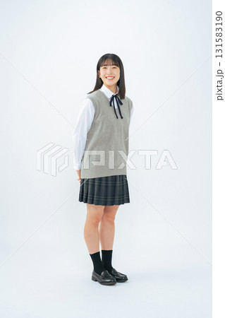 制服を着た女子学生の全身写真 制服を着た女子学生の全身写真 131583190
