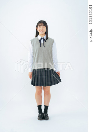 制服を着た女子学生の全身写真 131583191