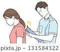 男性整体師から施術を受ける若い女性患者 131584322