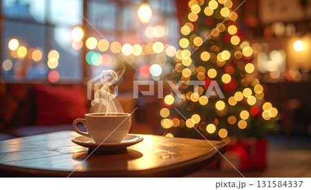 静かなカフェの一角 クリスマスツリーと柔らかいボケライト 131584337
