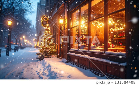 カフェの窓越しに降る雪 クリスマスライトと暖かい室内光 カフェの窓越しに降る雪 クリスマスライトと暖かい室内光 131584409