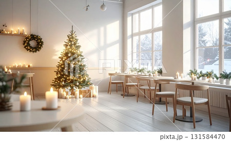 ミニマルなカフェ内装 スカンジナビアン風クリスマス装飾とろうそくの光 131584470