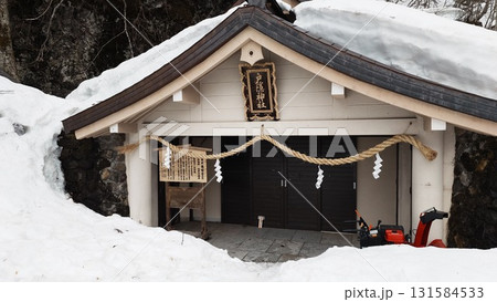 雪に埋もれた神社 雪に埋もれた神社 131584533