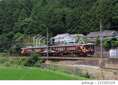 能勢電鉄　妙見口駅に接近する5100系ラッピング車 131585324
