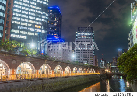 《東京都》万世橋とオフィスビルの夜景 131585896