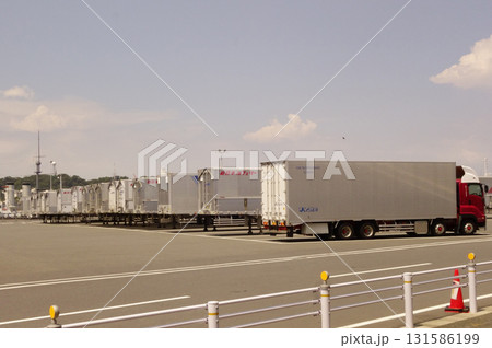 横須賀市神奈川県日本，2023年8月20日:フェリーターミナルの広大な駐車場に大型トレーラーが待機し 131586199