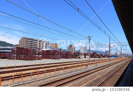 鷹取駅のホームから見た神戸貨物ターミナル 鷹取駅のホームから見た神戸貨物ターミナル 131586356