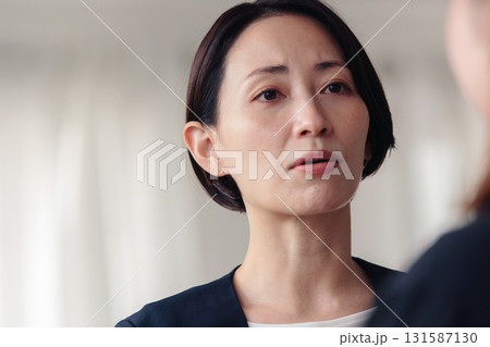 意見が対立している女性 131587130