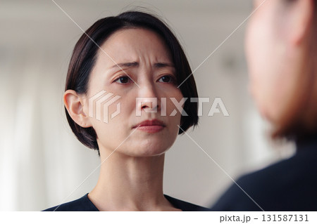 意見が対立している女性 131587131
