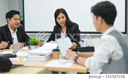 ミーティングをする若手ビジネスパーソン 131587238
