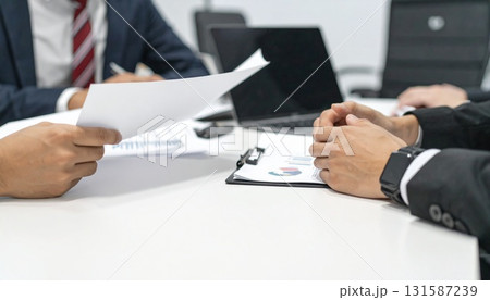 ミーティングをする若手ビジネスパーソン ミーティングをする若手ビジネスパーソン 131587239