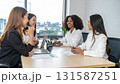 ミーティングをする若手ビジネスパーソン 131587251