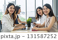 ミーティングをする若手ビジネスパーソン 131587252