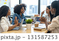ミーティングをする若手ビジネスパーソン 131587253