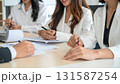 ミーティングをする若手ビジネスパーソン 131587254