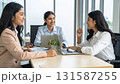 ミーティングをする若手ビジネスパーソン 131587255