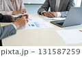ミーティングをする若手ビジネスパーソン 131587259