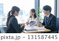 若手社員のミーティング 131587445