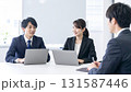 若手社員のミーティング 131587446