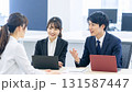 若手社員のミーティング 131587447