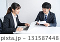 若手社員のミーティング 131587448